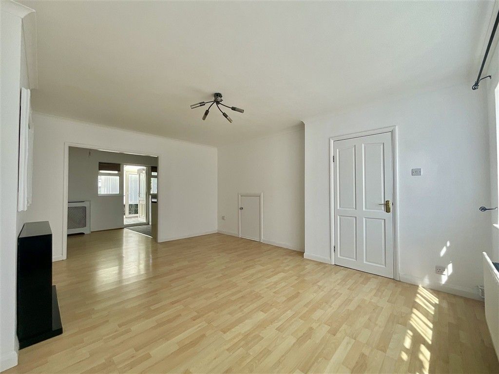 Property photo 3 of 12 Lounge