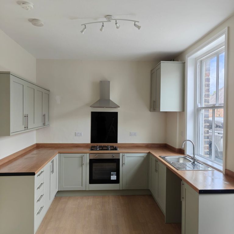 Property photo 3 of 8 Kitchen
