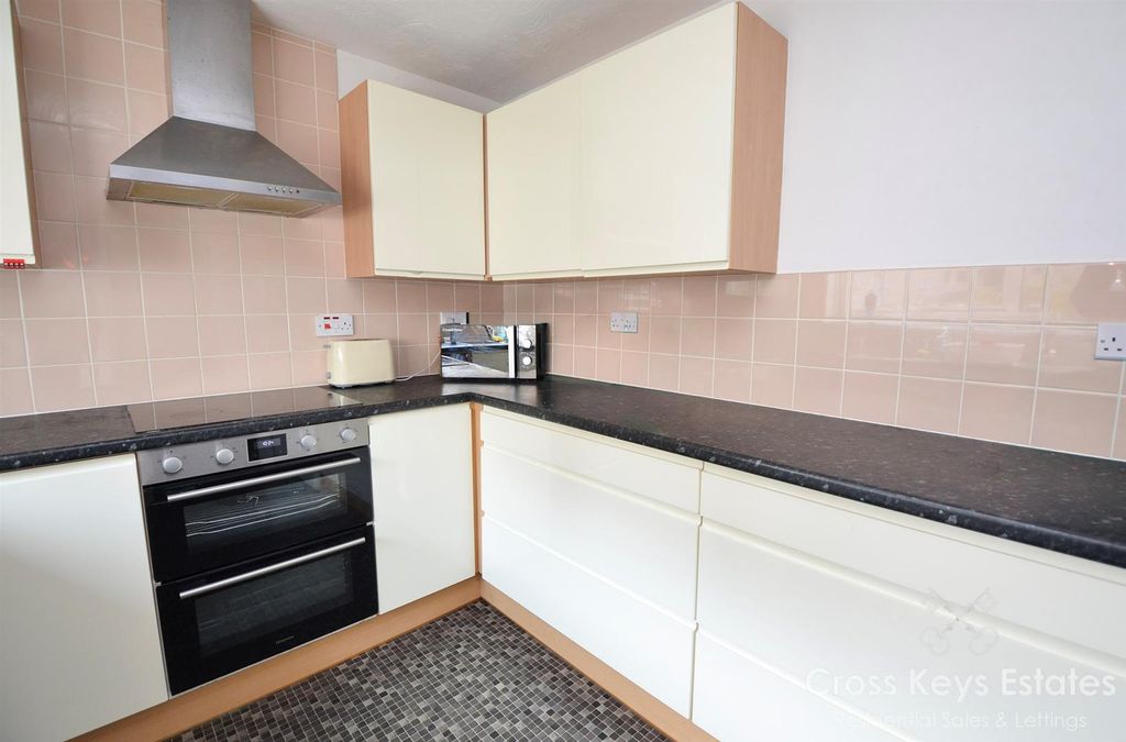 Property photo 3 of 17 Kitchen