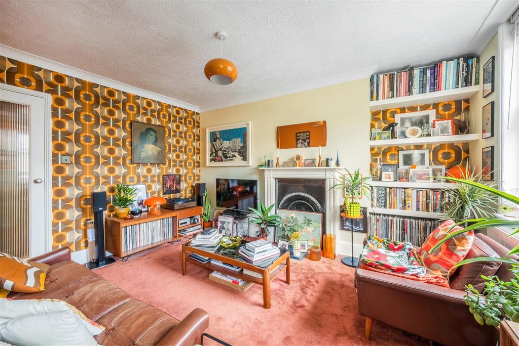 Property photo 2 of 11 Flat 3, 16 Sillwood Road_5.Jpg