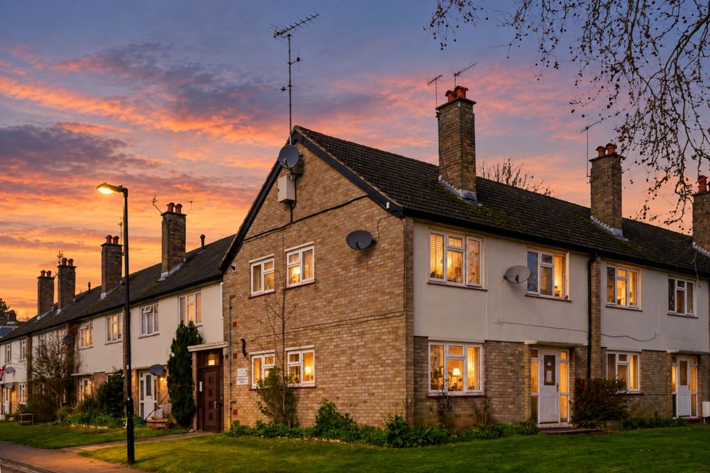 Property photo 1 of 14 16 Powis Close Sunset Photo