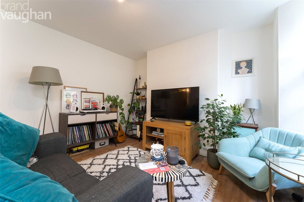 Property photo 1 of 7 Living Room