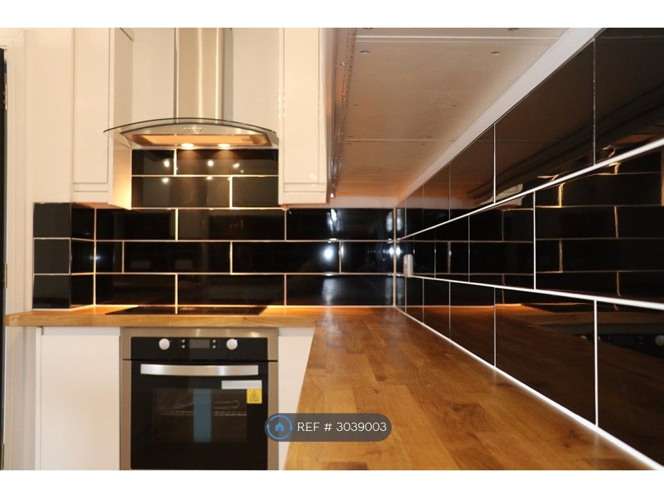 Property photo 2 of 6 Kitchen