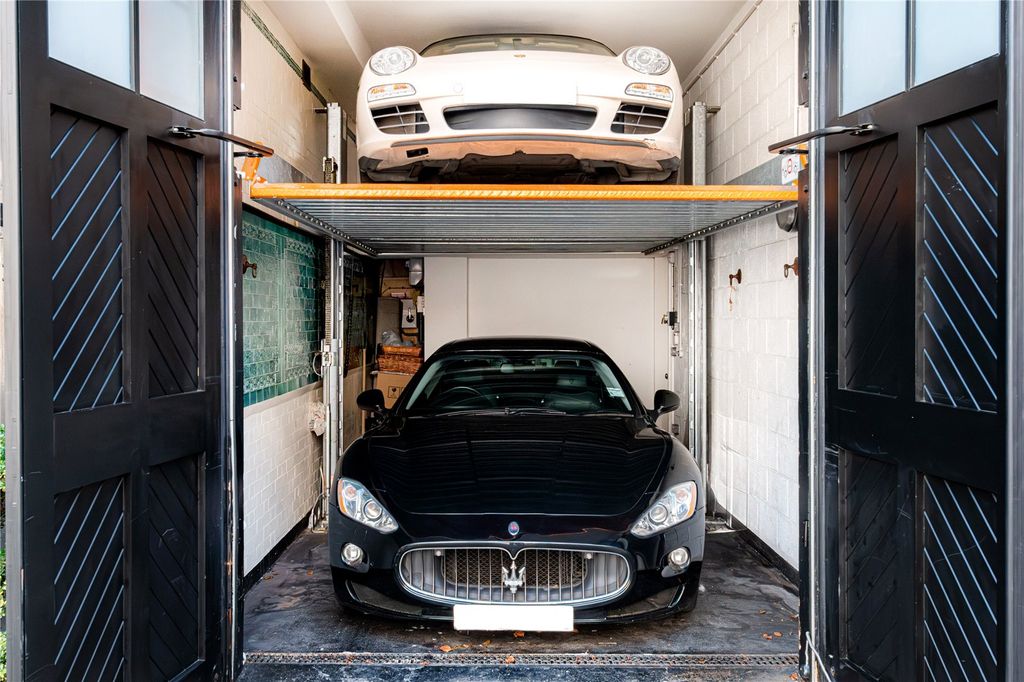 Property photo 3 of 13 Garage