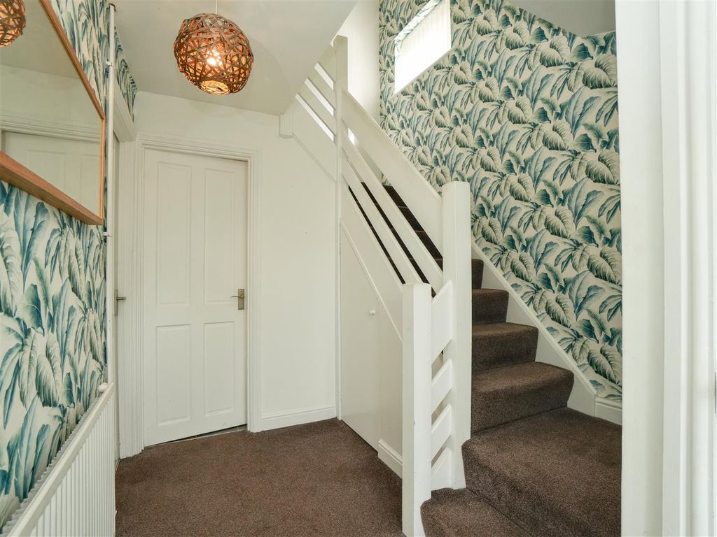 Property photo 3 of 19 Entrance Hall