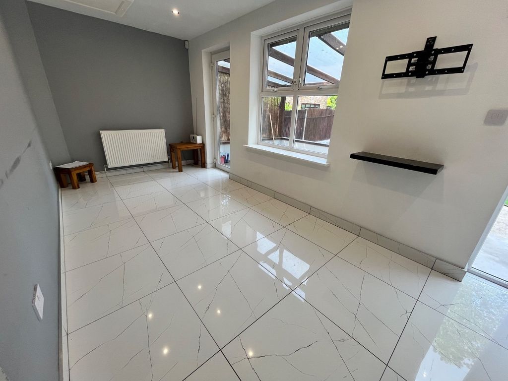 Property photo 3 of 13 4492432