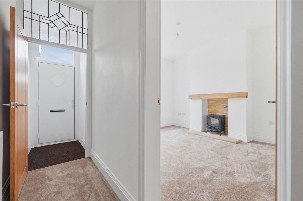 Property photo 3 of 20 Entrance Hall
