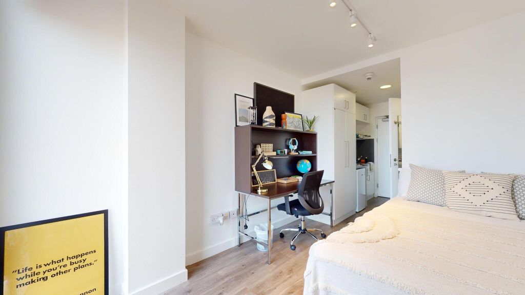 Property photo 1 of 18 Bedroom