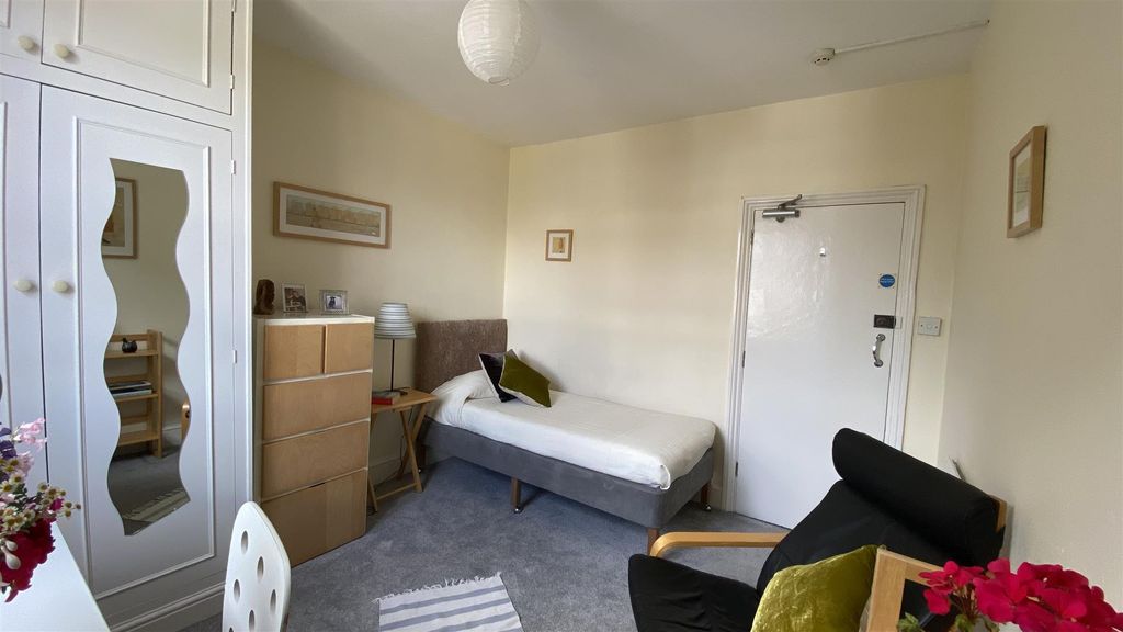 Property photo 2 of 6 Room 15 Photo 2.Jpg