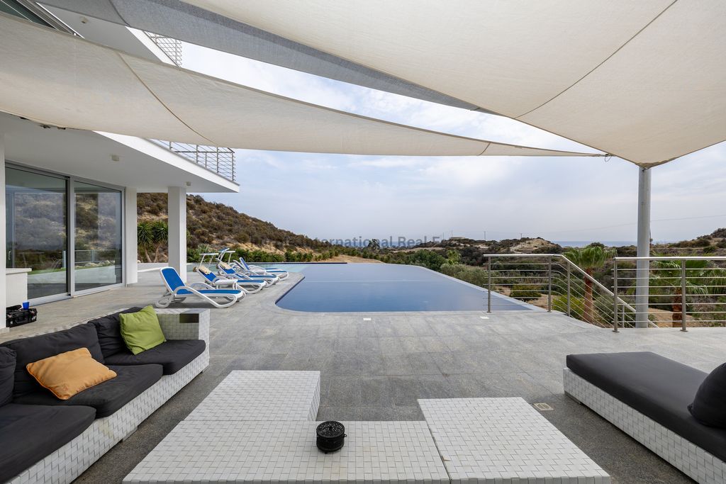 Property photo 2 of 28