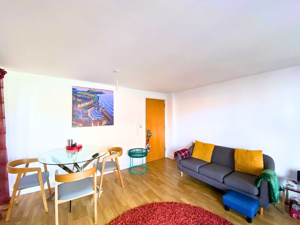 Property photo 3 of 10 10 Baltic Quays Newcastle City Centre Lounge
