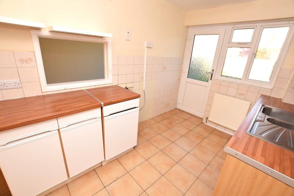 Property photo 3 of 10 Kitchen