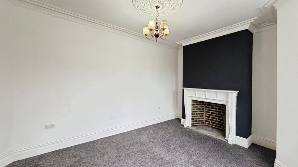 Property photo 3 of 23 Lounge