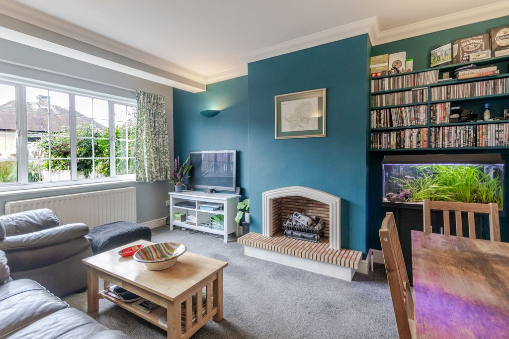 Property photo 1 of 17 Living 1