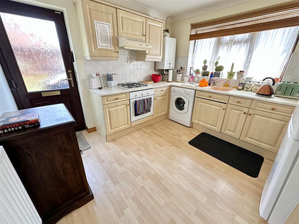 Property photo 3 of 17 Kitchen