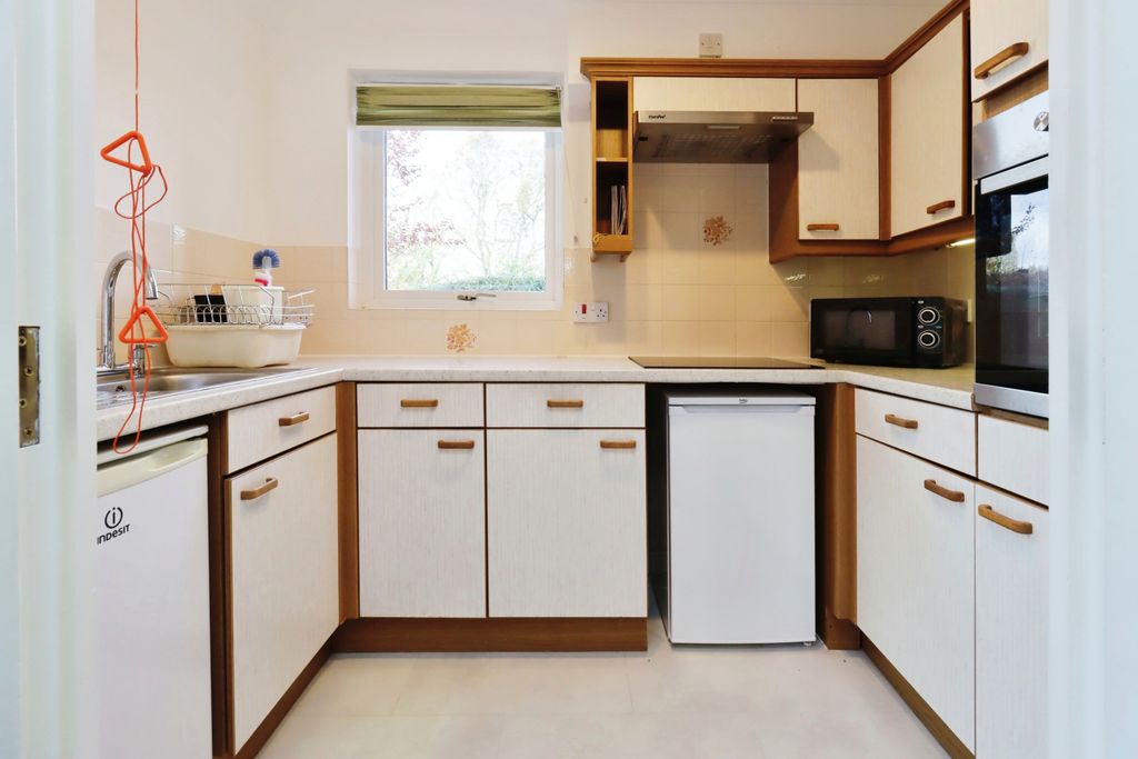 Property photo 2 of 10 Kitchen