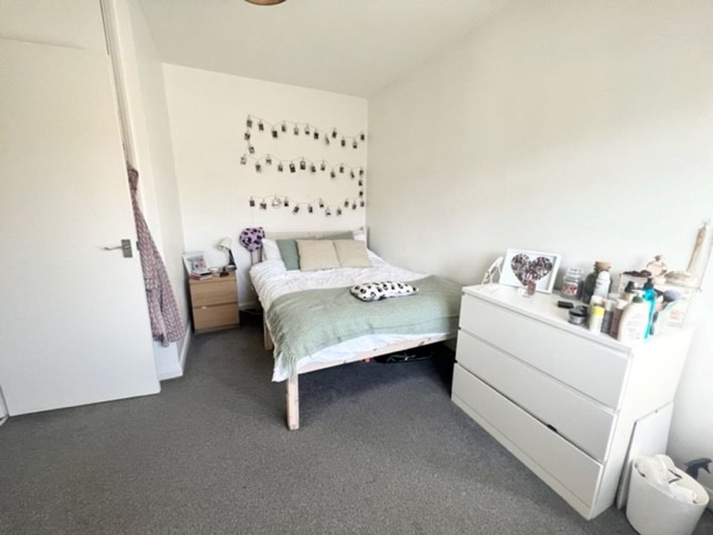 Property photo 3 of 8 Bedroom