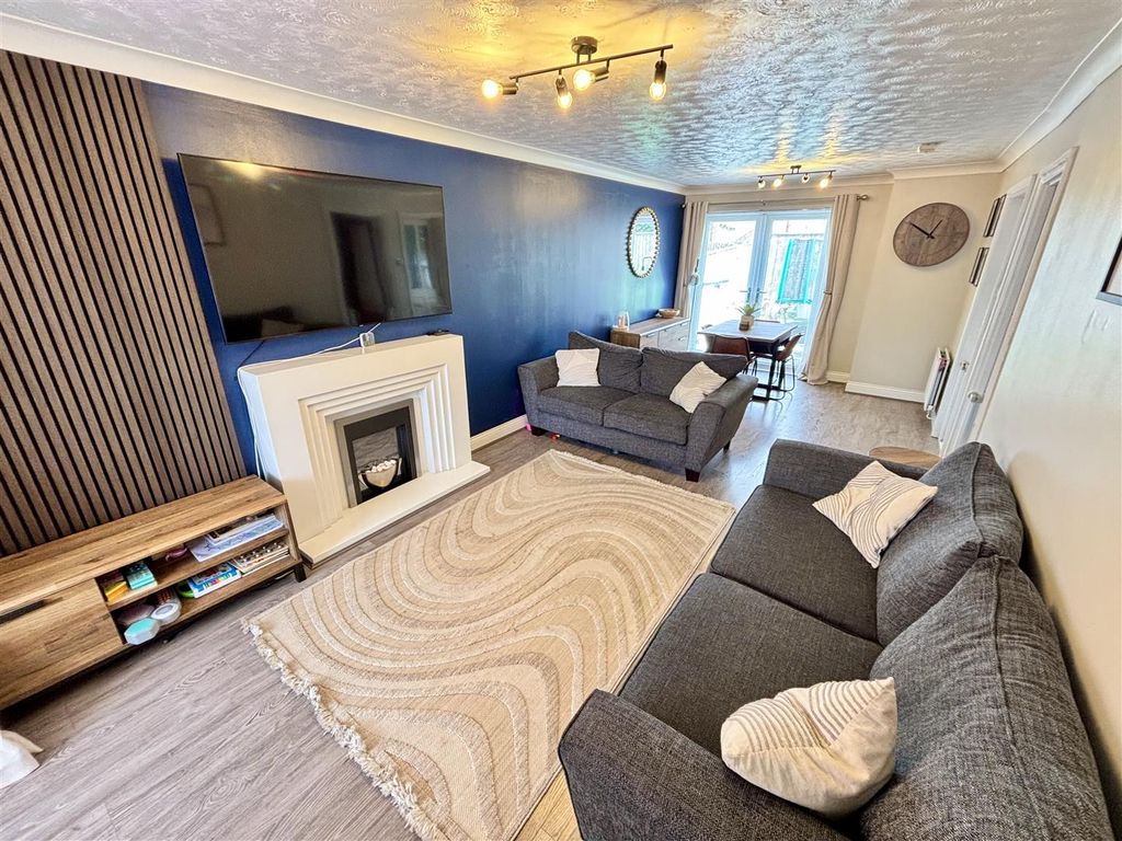 Property photo 2 of 15 Open Plan Living And Dining Room