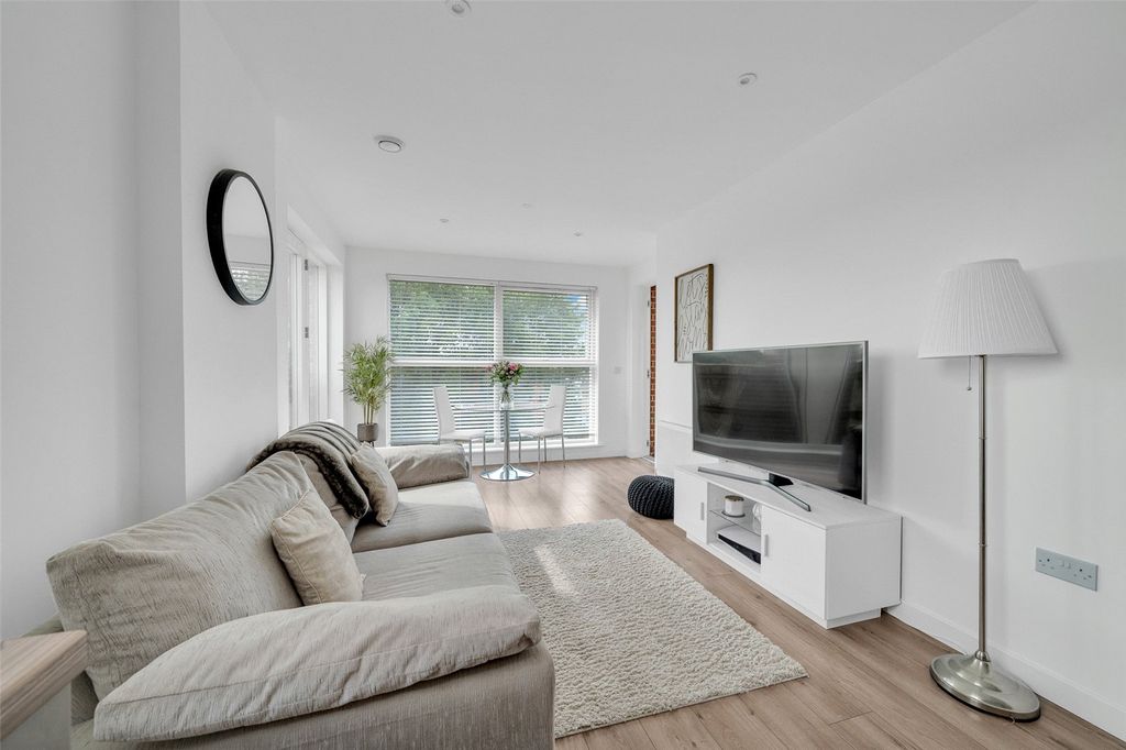 Property photo 1 of 15 Lounge