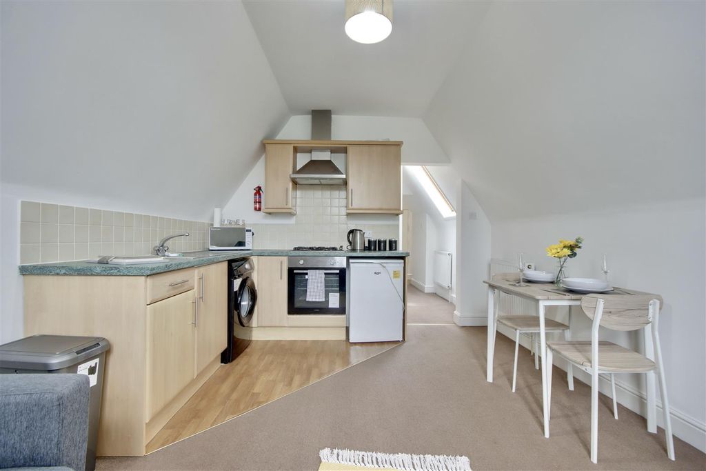 Property photo 2 of 9 73E2134D-B107-4818-920C-F3Bdffef5566_1_201_A.Jpeg