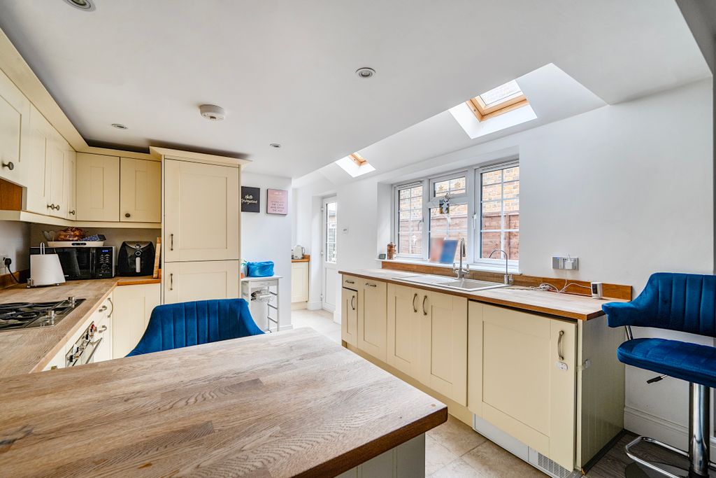 Property photo 3 of 11 Kitchen