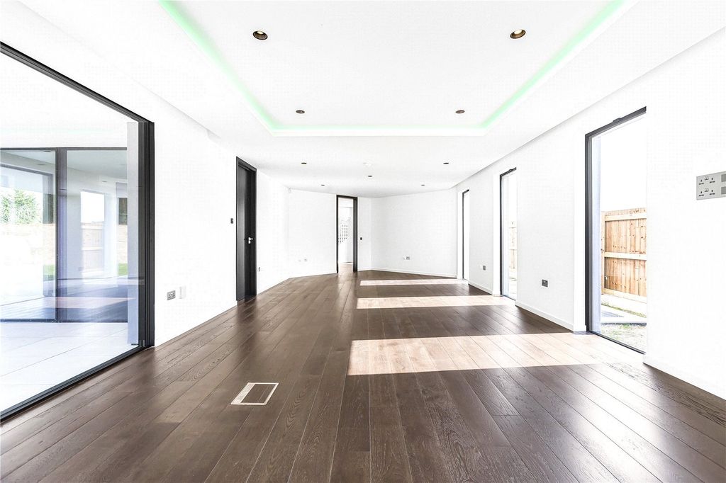 Additional image 4 of 6 bed detached house to rentRosebury Close, Goffs Oak, Waltham Cross, Hertfordshire EN7