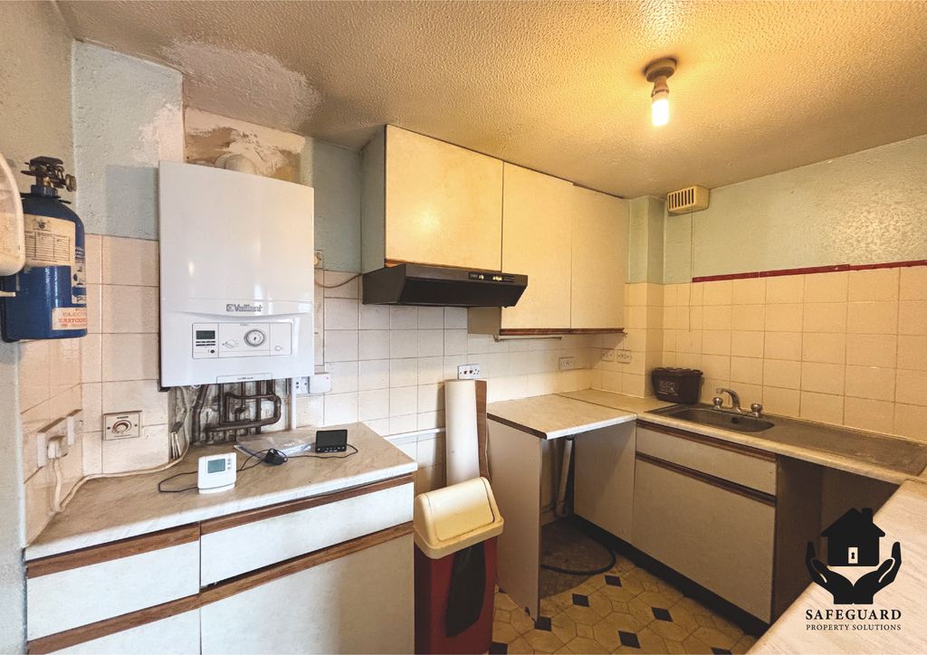 Property photo 3 of 8 Kitchen