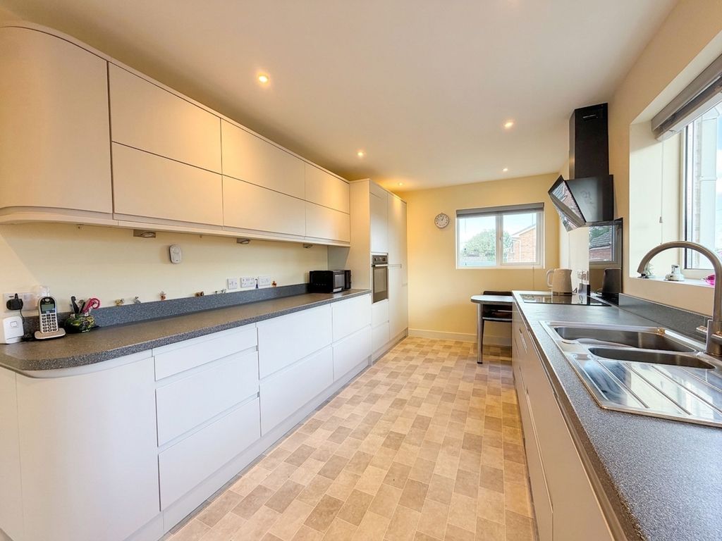 Property photo 2 of 10 Kitchen