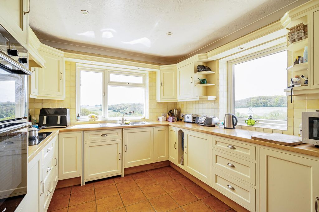 Property photo 3 of 24 Kitchen
