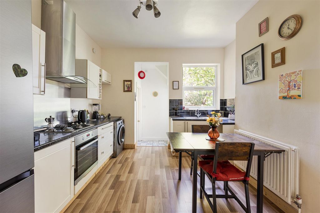 Property photo 3 of 25 Markhouse Road, E17