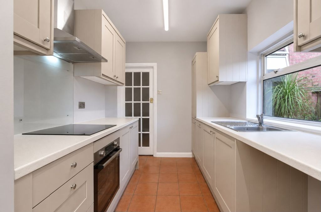 Property photo 3 of 18 Kitchen 4