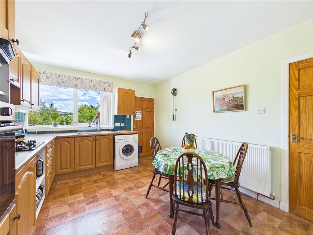 Property photo 2 of 25 Kitchen / Dining Area