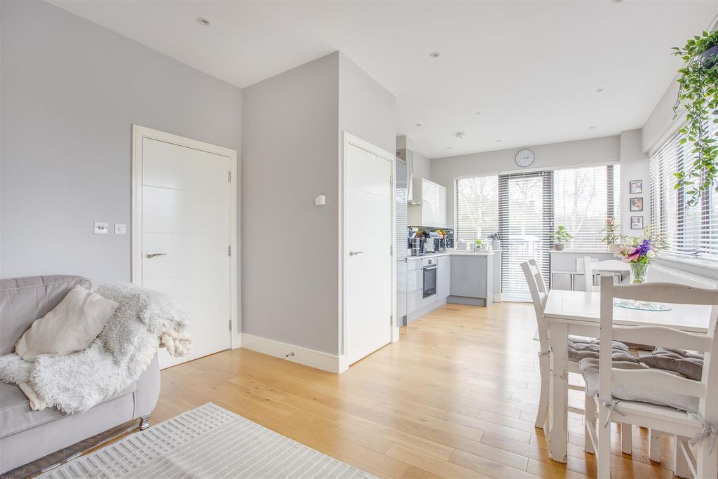 Property photo 2 of 12 Flat 2 Swilley Gardens, Oxford Road, Hp14 3Nz-7.Jp