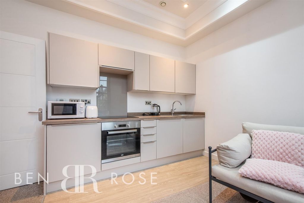 Property photo 2 of 8 Lounge/Kitchen