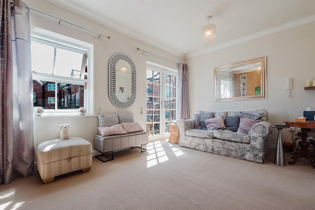 Property photo 2 of 32 Lounge