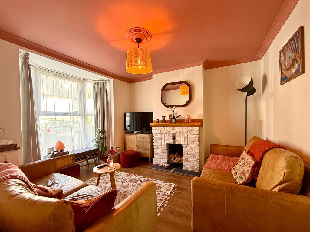 Property photo 2 of 21 Living Room