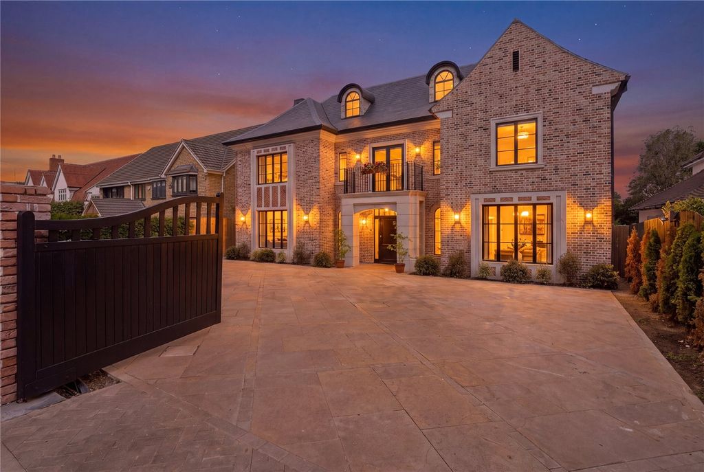 Property photo 1 of 54 Twilight Front