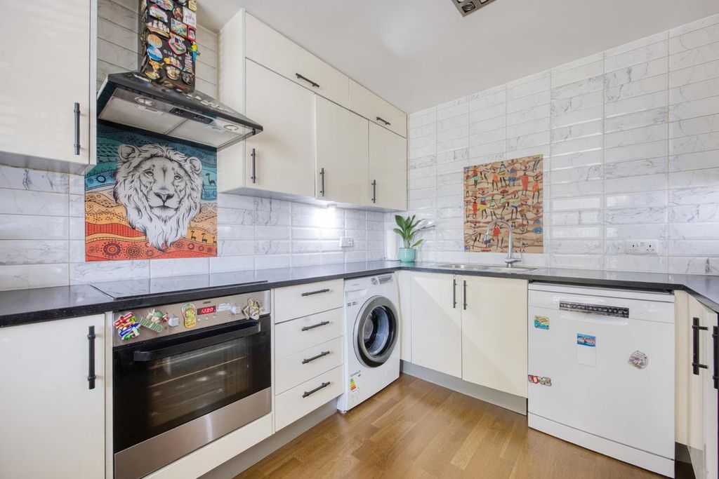 Property photo 3 of 17 Kitchen