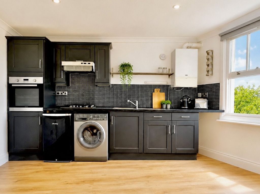 Property photo 3 of 6 Kitchen