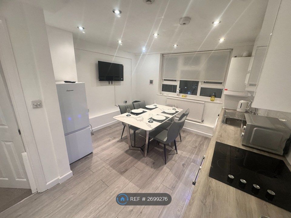 Property photo 1 of 13 Kitchen/Communal Area