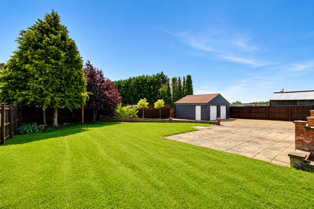 Property photo 2 of 27