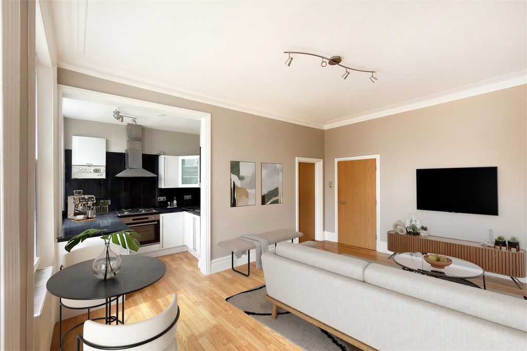 Property photo 2 of 8 Barons_Court_Road_30_Flat_2_Ph5_Furniture.Jpg