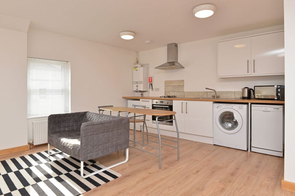 1 bed flat for saleCowley Bridge Road, Exeter EX4 photo 3