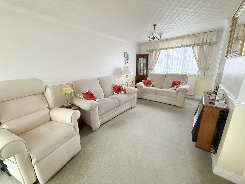 Property photo 2 of 16 Through Lounge