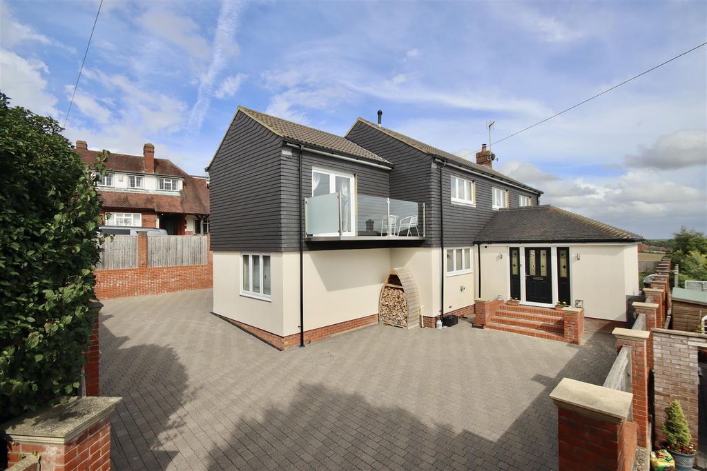 Property photo 2 of 31 1Cf9Ccf8-E40B-46F6-A71D-4E7Bc53E644E_1_201_A.Jpeg