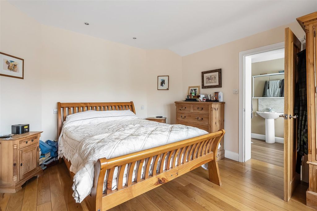 Property photo 2 of 35 51-Links-Road-9.Jpg