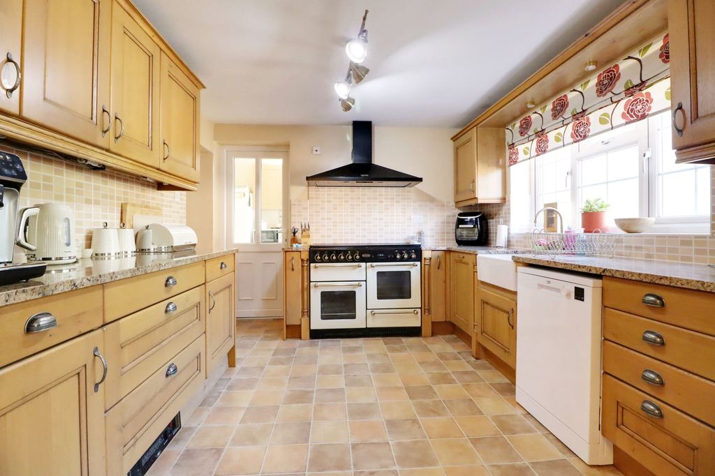 Property photo 2 of 33