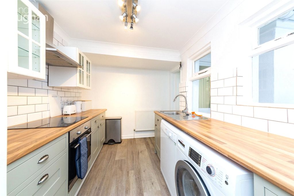 Property photo 3 of 11 Kitchen