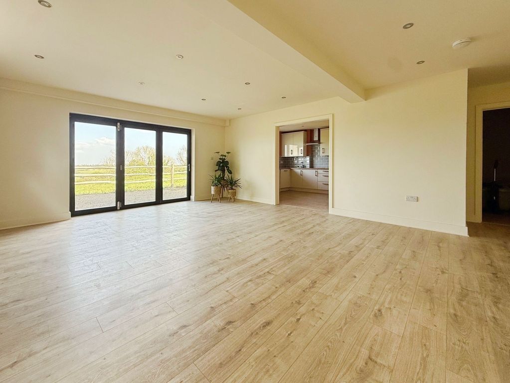 Property photo 2 of 16 Lounge