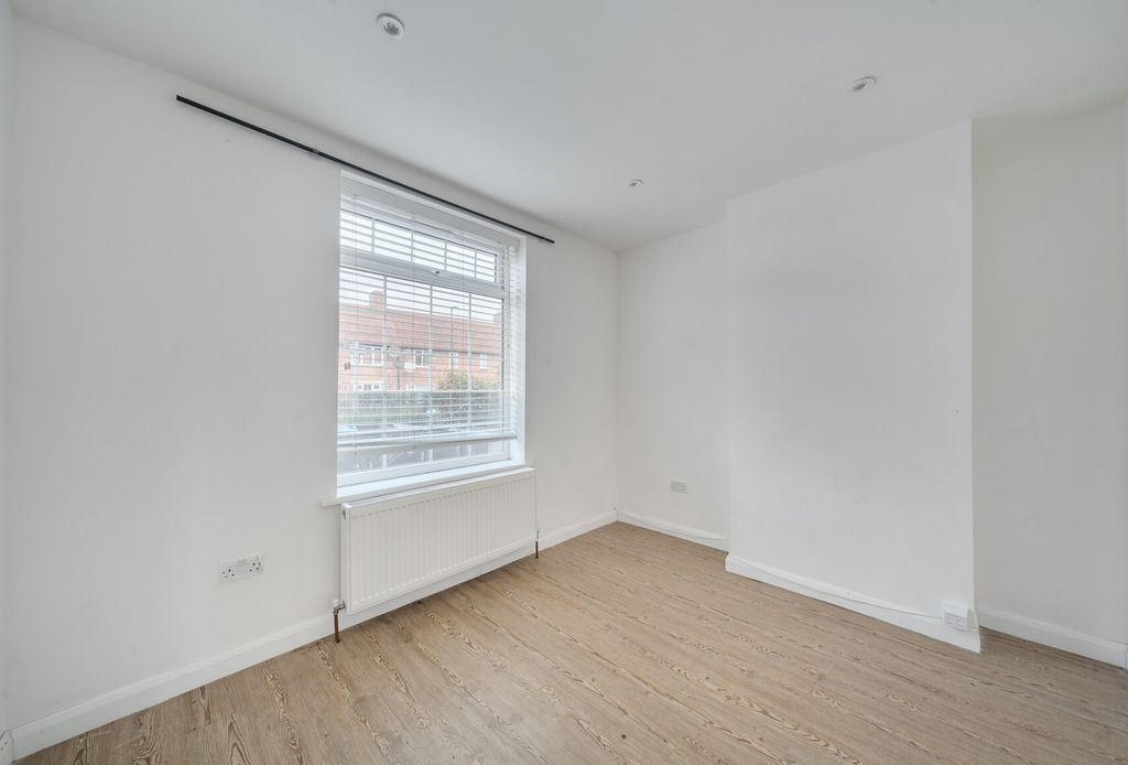 Property photo 2 of 20 1382908-14-691c55...